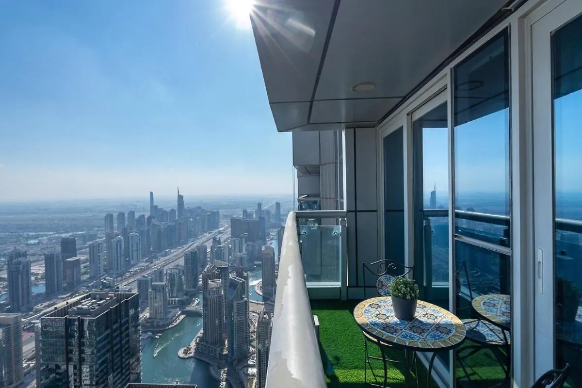 Stunning 1-Bedroom Apartment With Marina Views Dubai