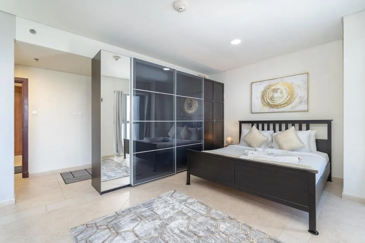 Stunning 1-Bedroom Apartment With Marina Views Dubai