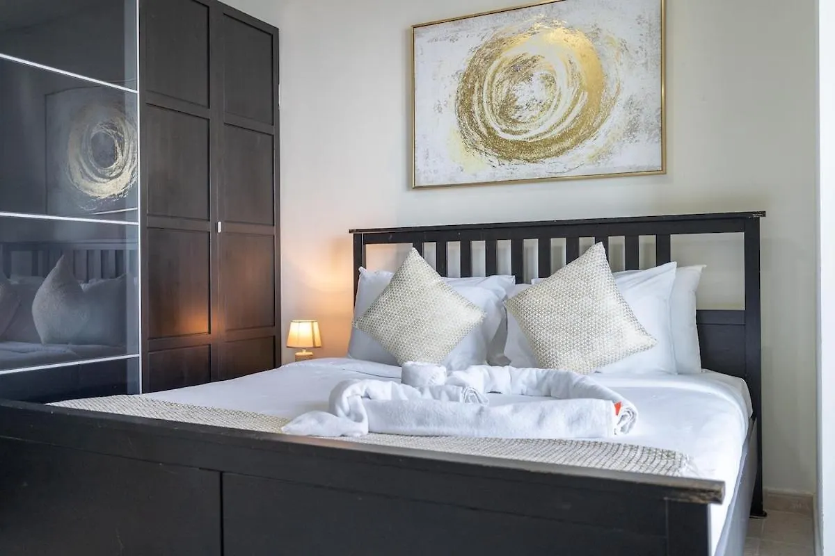 Stunning 1-Bedroom Apartment With Marina Views Dubai