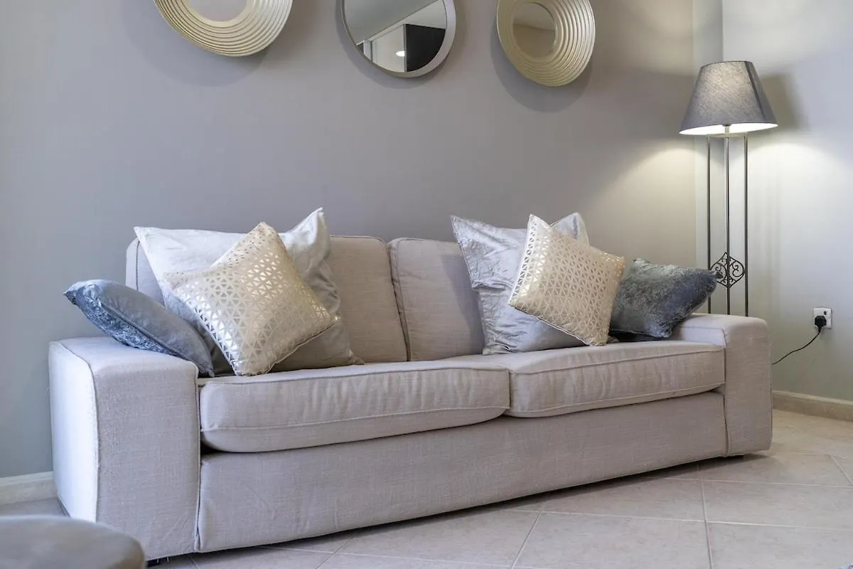 Stunning 1-Bedroom Apartment With Marina Views Dubai