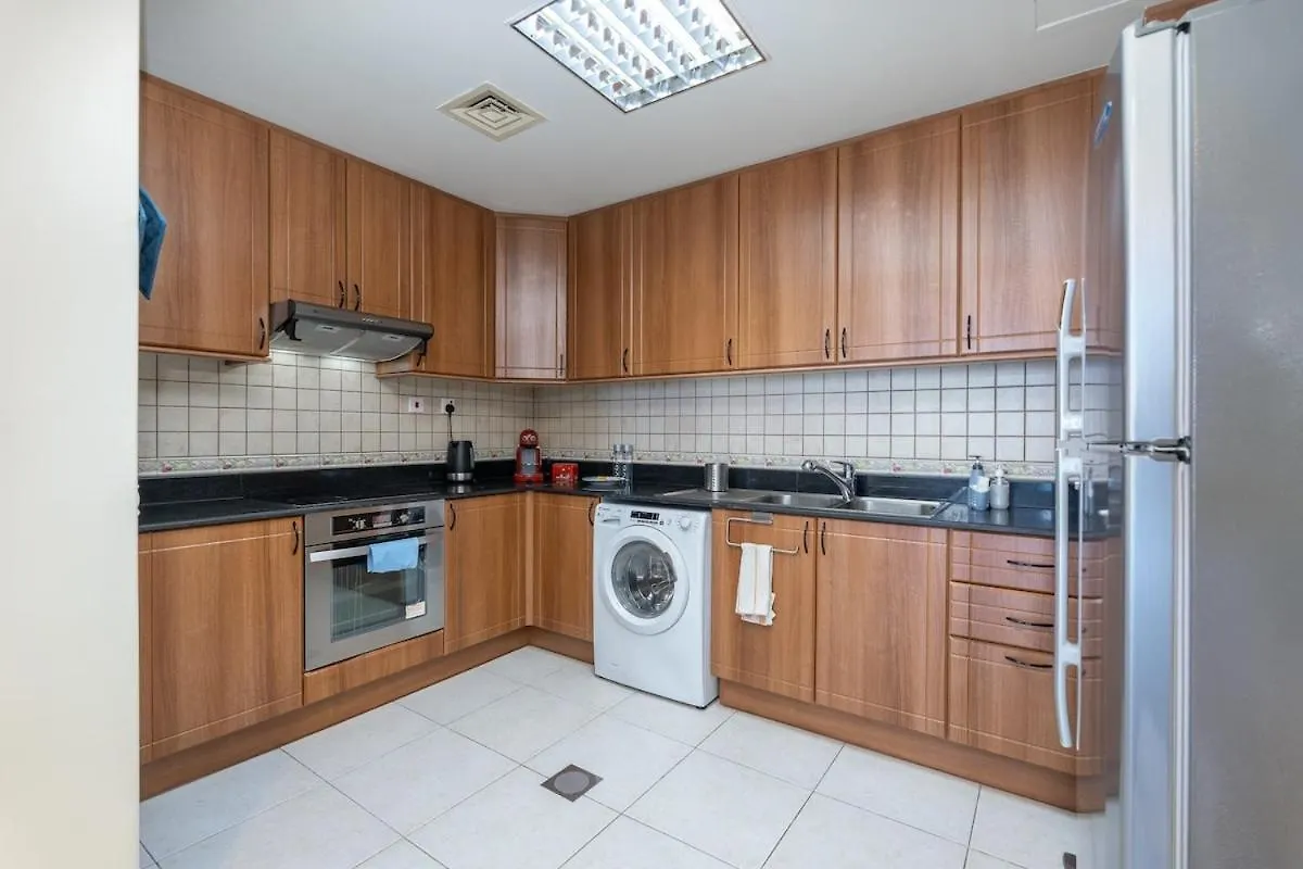 Stunning 1-Bedroom Apartment With Marina Views Dubai